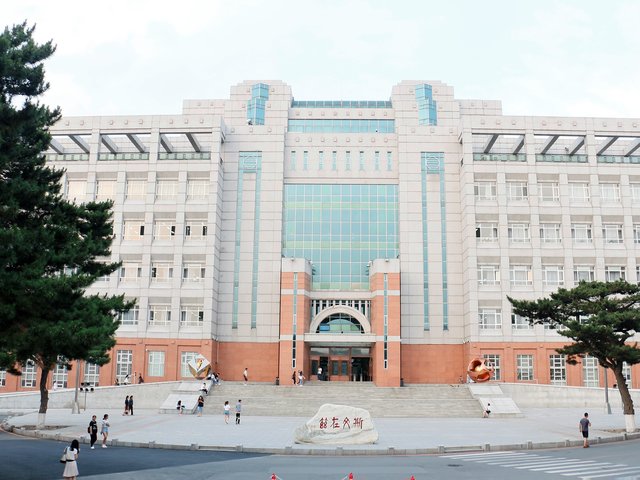 本部图书馆正门