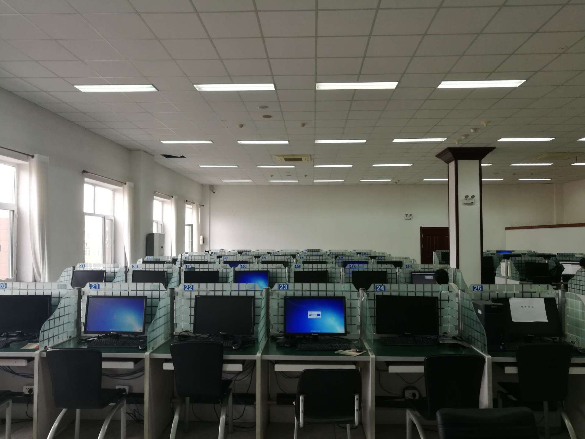 净月图书馆电子阅览室